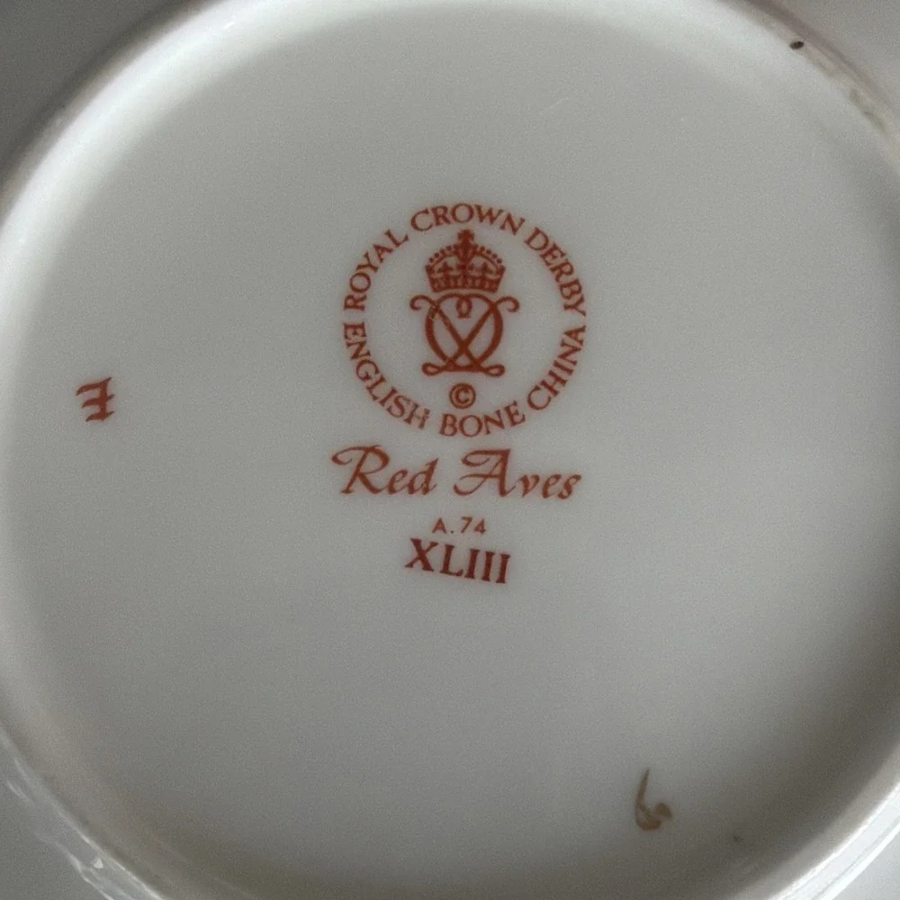 ROYAL CROWN DERBY RED AVES TUDOR ROSE SCALLOPED DISH 4 1/2